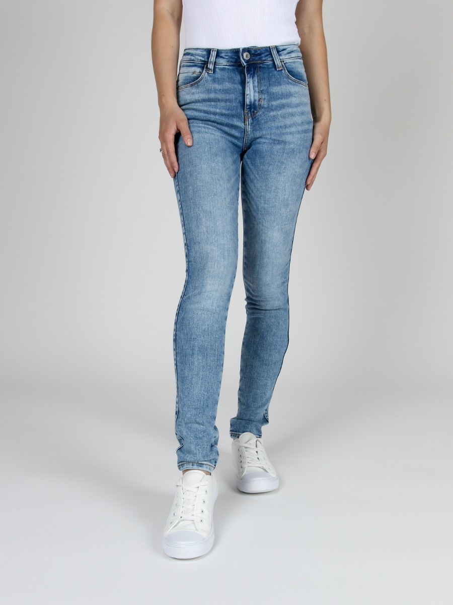 GUESS Sexy Curve Skinny Jean